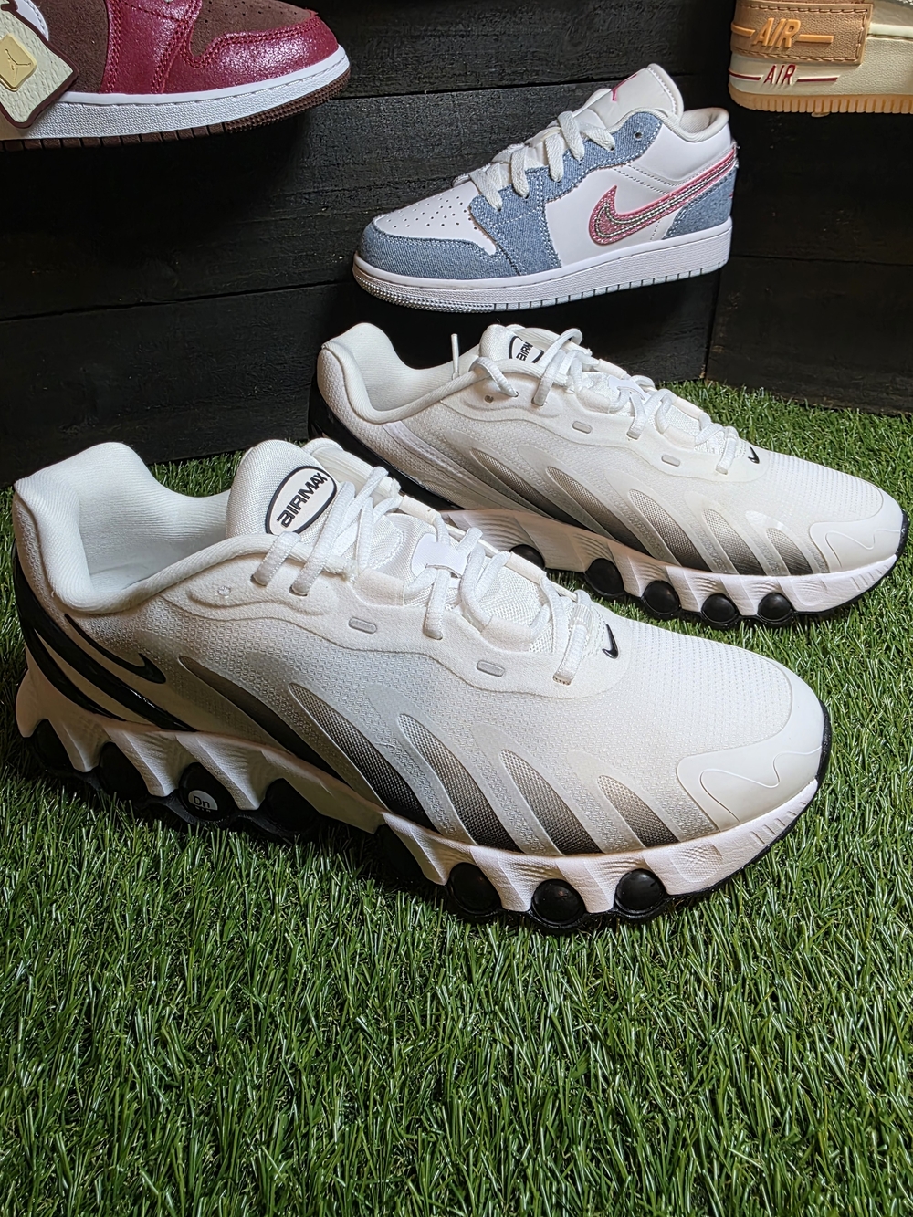 Nike White Men’s Athletic Running Shoes with Black Accents